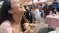 Tak hanya burger, Beby Tsabina juga suka menikmati hidangan khas Italia yakni pizza. Pada momen ini Beby Tsabina memilih pizza dengan topping jamur. Foto: Instagram @bebytsabina