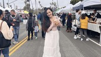 Mengunjungi festibal kuliner, Beby Tsabina pun tak pernah ketinggalan untuk menikmati kopi. Begini raut bahagia saat ia mendapat segelas kopi favoritnya. Foto: Instagram @bebytsabina