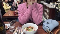 Beby Stabina selalu bersama temannya saat kulineran di Amerika. Dalam momen ini ia menikmati salad, sementara temannya menikmati roti panggang. Foto: Instagram @bebytsabina