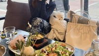 Rupanya, aktris pemeran series ‘Antares’ ini termasuk orang yang doyan makan salad. Dalam momen lainnya ia juga memesan salad dengan paduan sayur selada. Foto: Instagram @bebytsabina