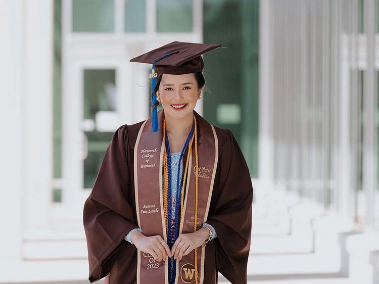 Keren Banget! Potret Beby Tsabina Lulus dengan Summa Cum Laude