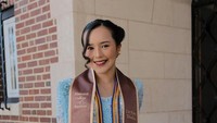 Beby Tsabina memberikan kabar bahagia kepada para penggemarnya di media sosial pribadinya. Dia berhasil lulus kuliah dari sebuah universitas di AS. Foto: Instagram @bebytsabina