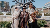 Potret Beby Tsabina yang lulus dan dihadiri kedua orang tuanya. Foto: Instagram @bebytsabina