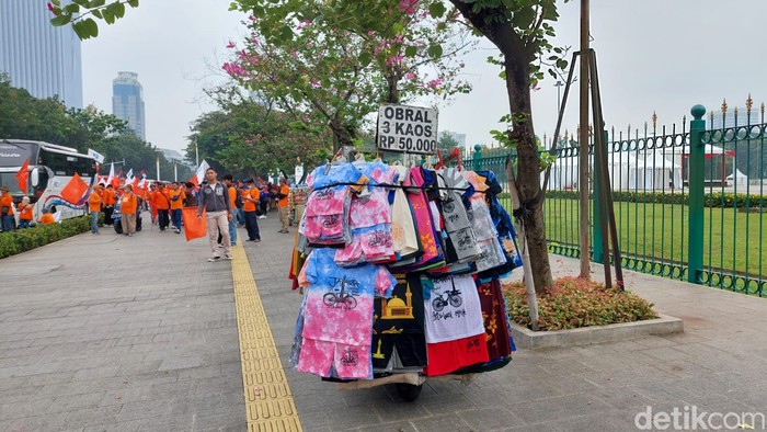 Berbagai Pedagang Berjualan di Sekitar Monas