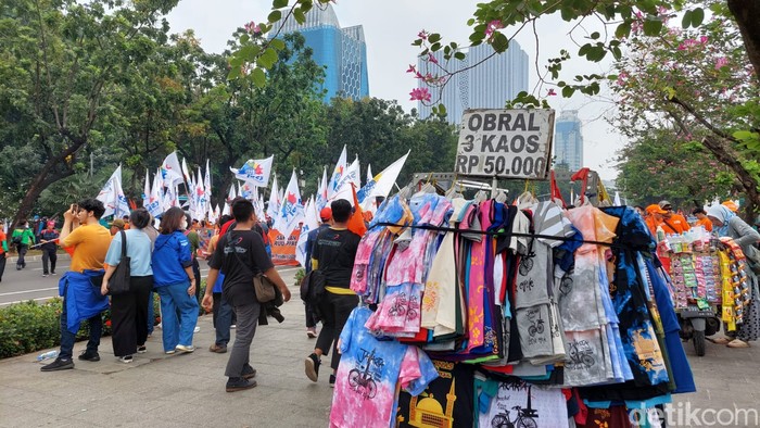 Berbagai Pedagang Berjualan di Sekitar Monas