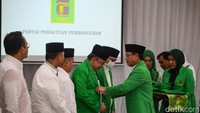 Para eks Hanura ini disematkan jas hijau PPP oleh Mardiono.