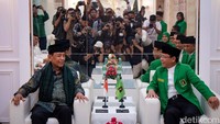 Wiranto disambut Plt Ketum PPP Mardiono di kantor DPP PPP, Jakarta Pusat, Senin (1/5/2023).