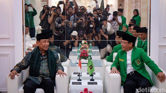 Bertemu Mardiono, Wiranto Serahkan Eks Hanura Gabung PPP Ketua Wantimpres Wiranto bertemu Plt Ketum PPP Mardiono. Wiranto menyerahkan nama-nama bekas kader Hanura jadi bakal caleg PPP.