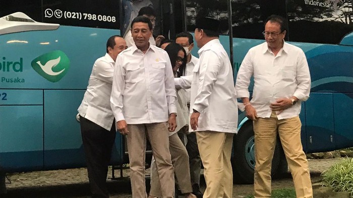 Bertemu Prabowo, Wiranto Berbaju Putih-Cokelat Mirip Jajaran Gerindra (Dwi R/detikcom)