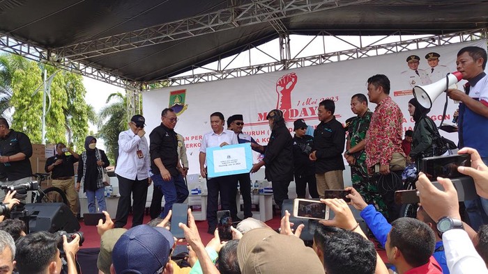 Buruh di Cilegon Peringati May Day dengan Bagi-bagi Doorprize Umroh (M Iqbal/detikcom)