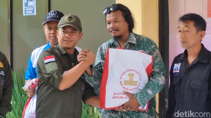 Buruh di Solo dapat sembako bertulisan Bantuan Presiden (Banpres). Senin (1/5/2023). Pembagian sembako ini dilakukan Disnaker Solo.