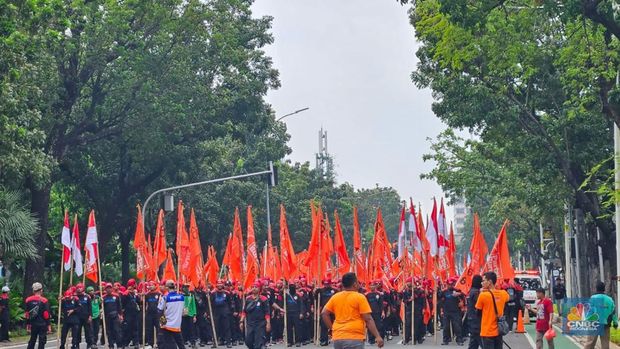 Puluhan ribu buruh hari ini menggelar May Day di Jakarta