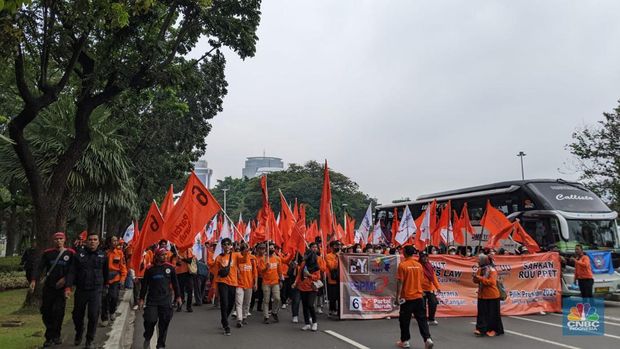 Puluhan ribu buruh menggelar May Day di Jakarta hari ini