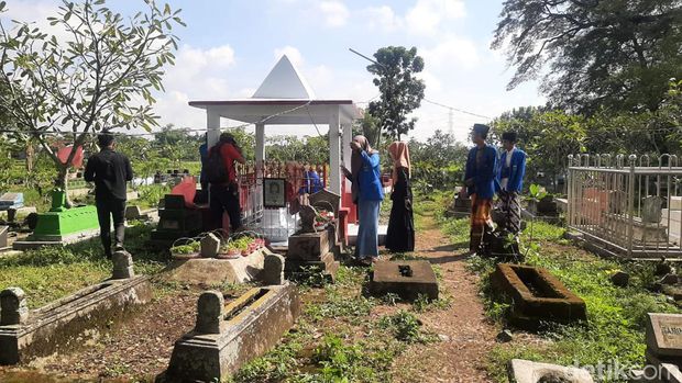 buruh ziarah ke makam marsinah