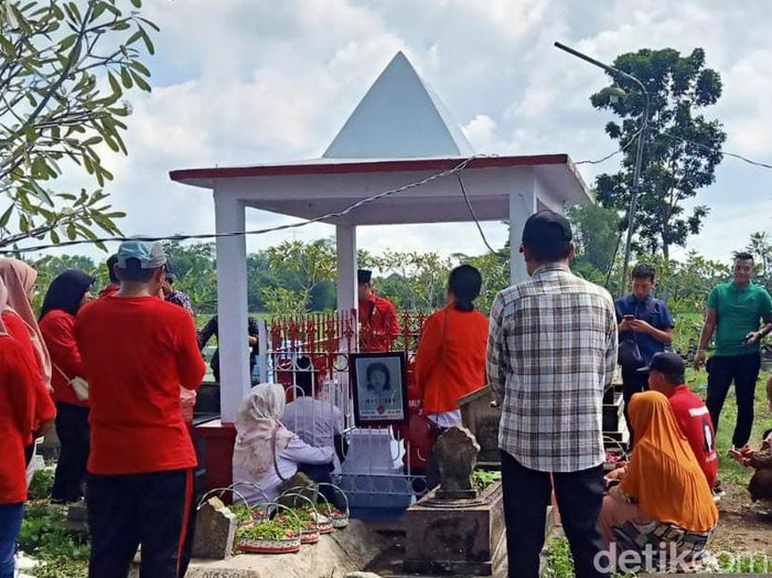 buruh ziarah ke makam marsinah