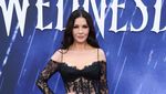 Cantiknya Catherine Zeta-Jones Tak Lekang Waktu
