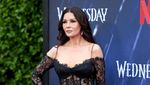 Cantiknya Catherine Zeta-Jones Tak Lekang Waktu