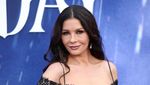 Cantiknya Catherine Zeta-Jones Tak Lekang Waktu