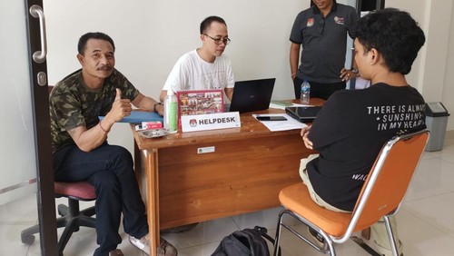 Helpdesk yang disediakan KPU Tabanan sudah ramai didatangi operator Silon dari masing-masing parpol Pemilu 2024. Namun di hari pertama pendaftaran caleg, Senin (1/5/2023), belum ada satu parpol yang mendaftar.