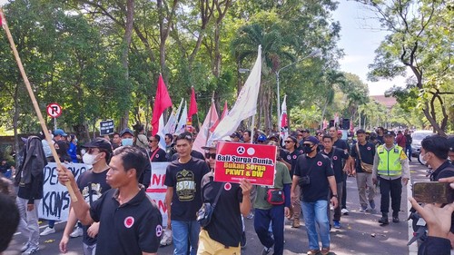 Aksi Demo Hari Buruh Internasional oleh Aliansi Bali Menggugat di depan Kantor Gubernur Bali, Senin (1/5/2023).