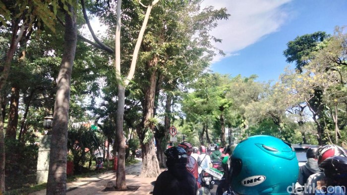 demo buruh di surabaya peringati may day 1 mei