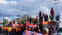 Massa buruh dari beberapa wilayah di Jawa Timur akan turun aksi. Antara lain Surabaya, Pasuruan, Lamongan, Jember, Probolinggo, Lumajang, Banyuwangi, Malang, dan Jombang./Foto: Setiadarma Wisnu/detikJatim