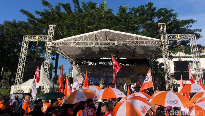 demo buruh surabaya berpusat di kantor gubernur jatim