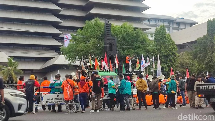 Demo di depan Kantor Ganjar Pranowo Semarang, Senin (1/5/2023)