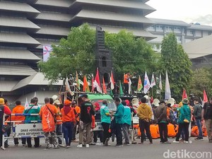 Demo di Depan Kantor Ganjar, Massa Buruh Curhat Ada Perusahaan Cicil THR
