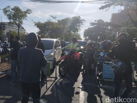 Demo memperingati hari buruh di depan kantor Gubernur Sulsel.