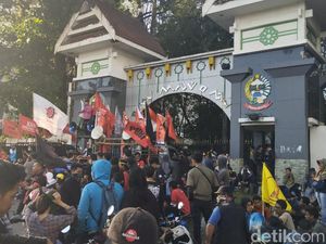 Buruh Demo Kantor Gubernur Sulsel, Lalin Urip Sumoharjo Makassar Macet 2 Km