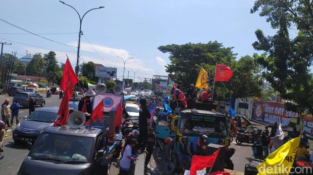 Demo memperingati Hari Buruh di Gedung DPRD Sulsel.