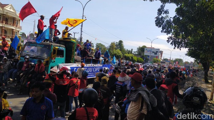 Demo memperingati Hari Buruh di Gedung DPRD Sulsel.