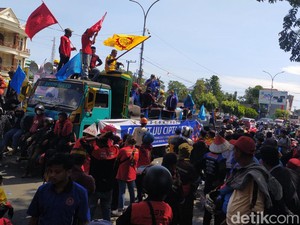 Buruh Demo di Depan DPRD Sulsel, Massa Tutup Jalan-Lalin Macet