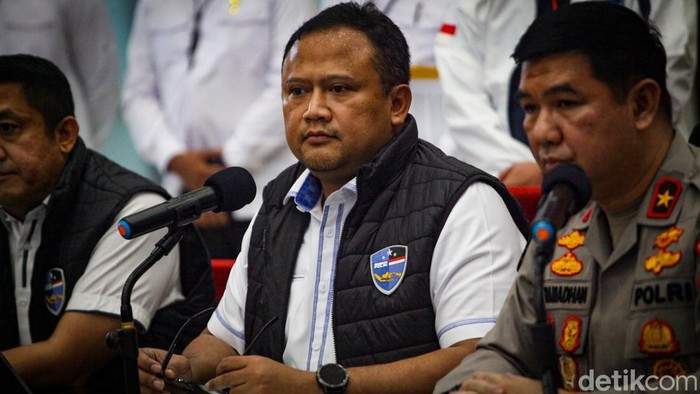 Dirtipidsiber Polri Brigjen Adi Vivid memberikan keterangan soal kasus ujaran kebencian peneliti BRIN Andi Pangerang di gedung Bareskrim, Jakarta, Senin (1/5/2023).