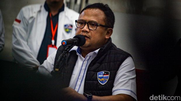 Dirtipidsiber Polri Brigjen Adi Vivid memberikan keterangan soal kasus ujaran kebencian peneliti BRIN Andi Pangerang di gedung Bareskrim, Jakarta, Senin (1/5/2023).