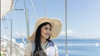 Istri Kaesang Pangarep itu memposting foto-foto dirinya saat sedang berada di atas kapal pesiar di kawasan Pulau Komodo, Nusa Tenggara Timur.  Foto: Sweet Escape/ Instagram @erinagudono