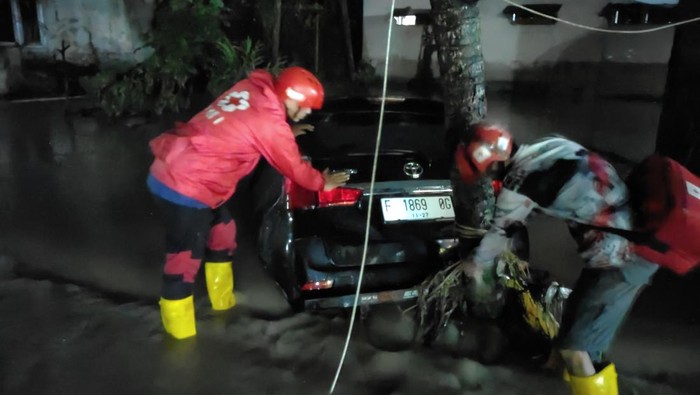 Evakuasi mobil hanyut akibat banjir di Cianjur.