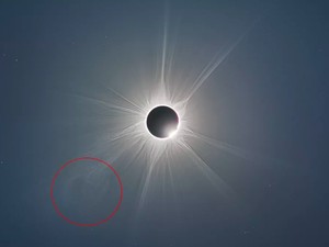 Fotografer Abadikan Badai Raksasa Meledak saat Gerhana Matahari