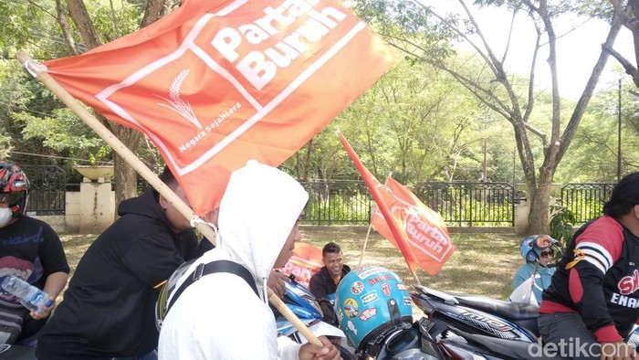 Massa aksi membawa bendera Partai Buruh ketika melakukan demo di depan Kantor DPRD Gorontalo.