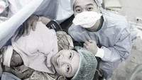 Dia berhasil melahirkan anak pertama di usia yang menginjak angka 35 tahun. Foto: Instagram @greyspolii/ @felixdjimin