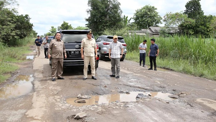 Gubernur Lampung, Arinal Djunaidi mengecek kondisi jalan yang berada di Rumbia, Lampung Tengah sebelum kedatangan Jokowi