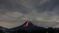 Kepala BPPTKG Agus Budi Santosa mengatakan berdasarkan pengamatan hari Senin (1/5/2023) mulai pukul 00:00 - 06:00 WIB, pihaknya mencatat ada 42 kali guguran lava pijar dengan jarak luncur maksimum 1.600 meter arah Baratdaya atau Kali Bebeng.