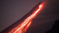 Gunung Merapi, gunung vulkanik memuntahkan lava saat meletus beberapa kali terlihat dari desa Turgo, kabupaten Sleman di Yogyakarta, Indonesia pada tanggal 1 Mei 2023.