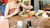 Hyoyeon juga tak ketinggalan menikmati makanan Indonesia. Ia mengunjungi Warung Sika bersama temannya. Foto: Instagram @hyoyeon_x_x