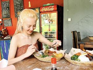 Hyoyeon SNSD Liburan di Bali, Nikmati Kelapa Muda hingga Ayam Bakar