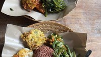 Warung Sika menawarkan berbagai masakan Nusantara. Hyoyeon memesan seporsi nasi rames yang terdiri dari nasi merah, cah kangkung, tumis tahu, telur goreng, bakwan jagung, dan ayam bakar. Foto: Instagram @hyoyeon_x_x