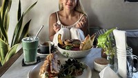Kafe yang menawarkan menu sehat ala vegan banyak tersebar di Bali. Hyoyeon mengunjungi salah satu kafe di sana dan berfoto dengan makanan yang ia nikmati. Foto: Instagram @hyoyeon_x_x