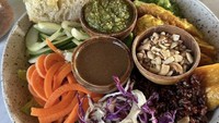 Kafe yang dikunjungi Hyoyeon itu adalah Pels Supershop. Hyoyeon memesan menu Powerhouse Bowl yang berisikan labu panggang, tempe, brown rice, sayuran segar lainnya. Foto: Instagram @hyoyeon_x_x