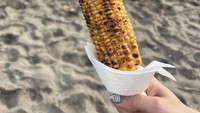 Pelantun lagu Deep ini juga terlihat bersantai di pantai. Ia menikmati indahnya pantai sambil menyantap jagung bakar. Foto: Instagram @hyoyeon_x_x